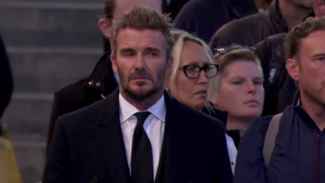 David Beckham, tras catorce horas de cola, entra emocionado en la capilla ardiente de Isabel II
