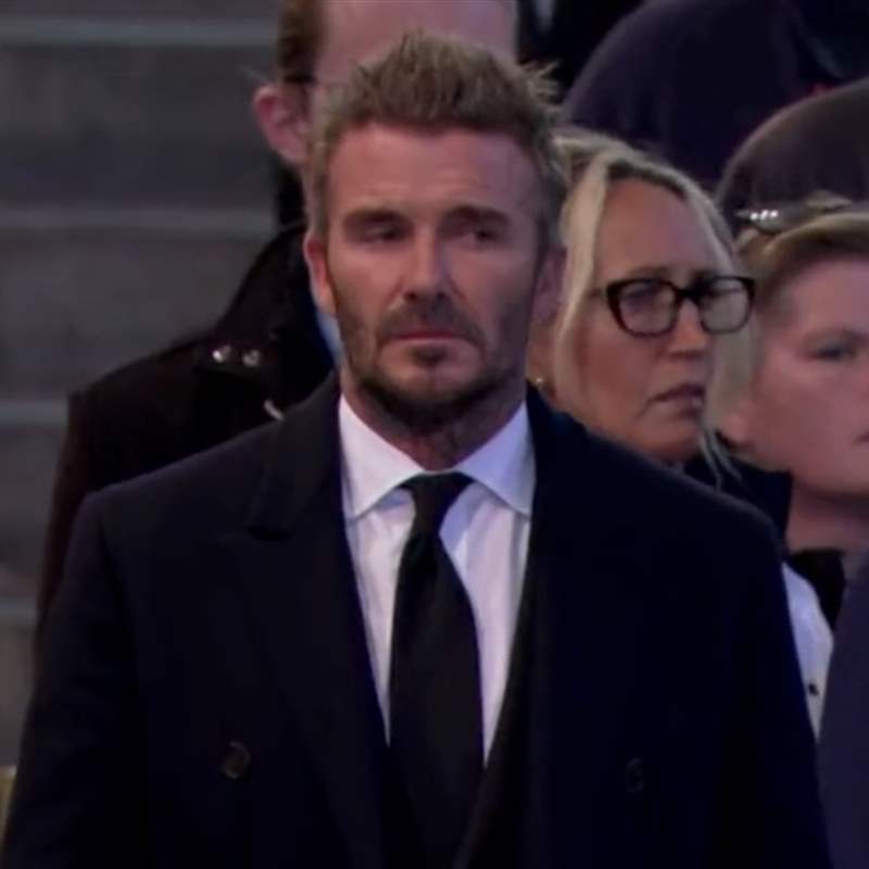 David Beckham, tras catorce horas de cola, entra emocionado en la capilla ardiente de Isabel II