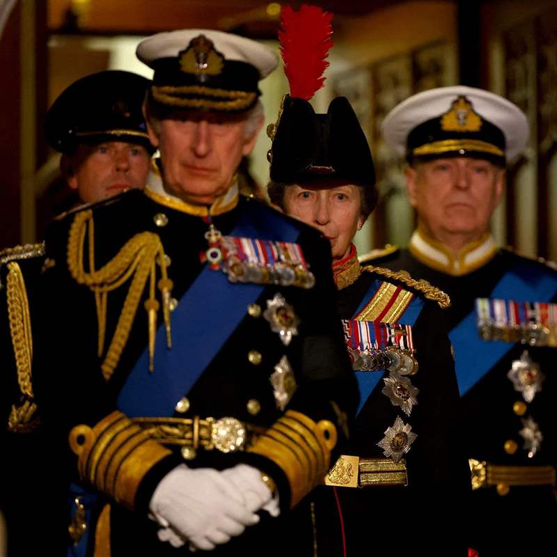 El príncipe Andrés aparece por primera vez con uniforme en la vigilia junto a sus hermanos