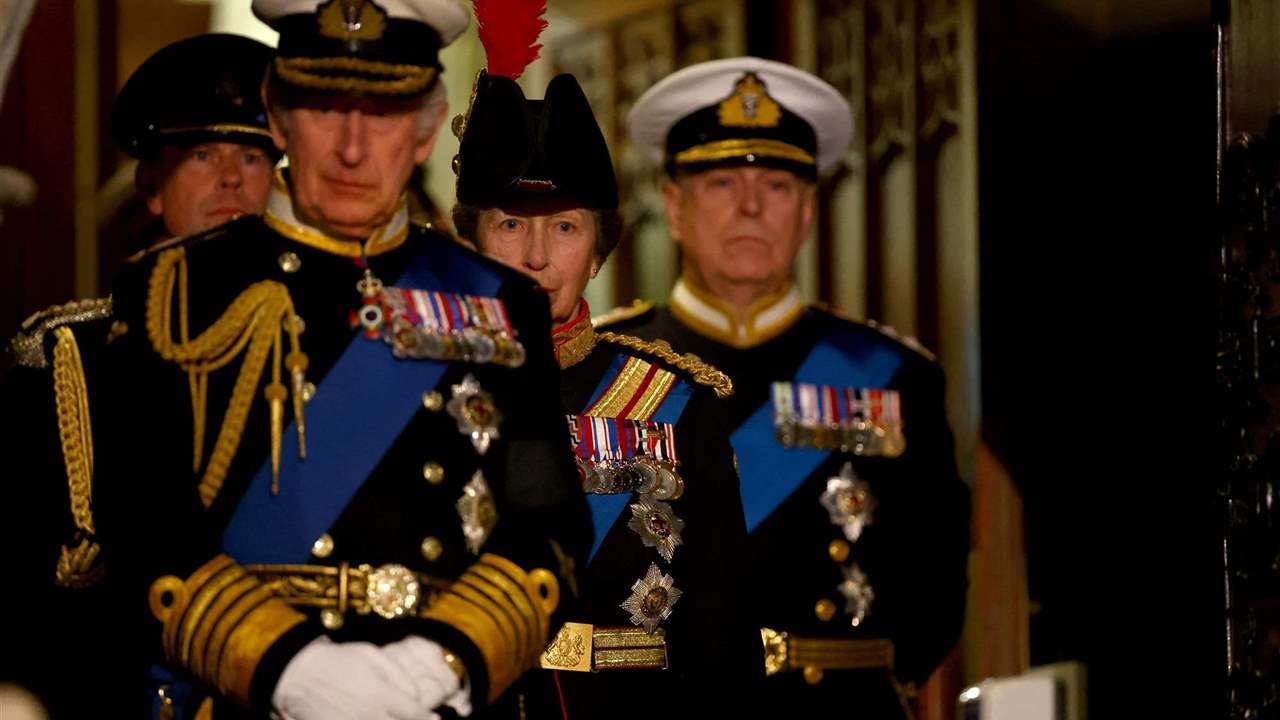 El príncipe Andrés aparece por primera vez con uniforme en la vigilia junto a sus hermanos