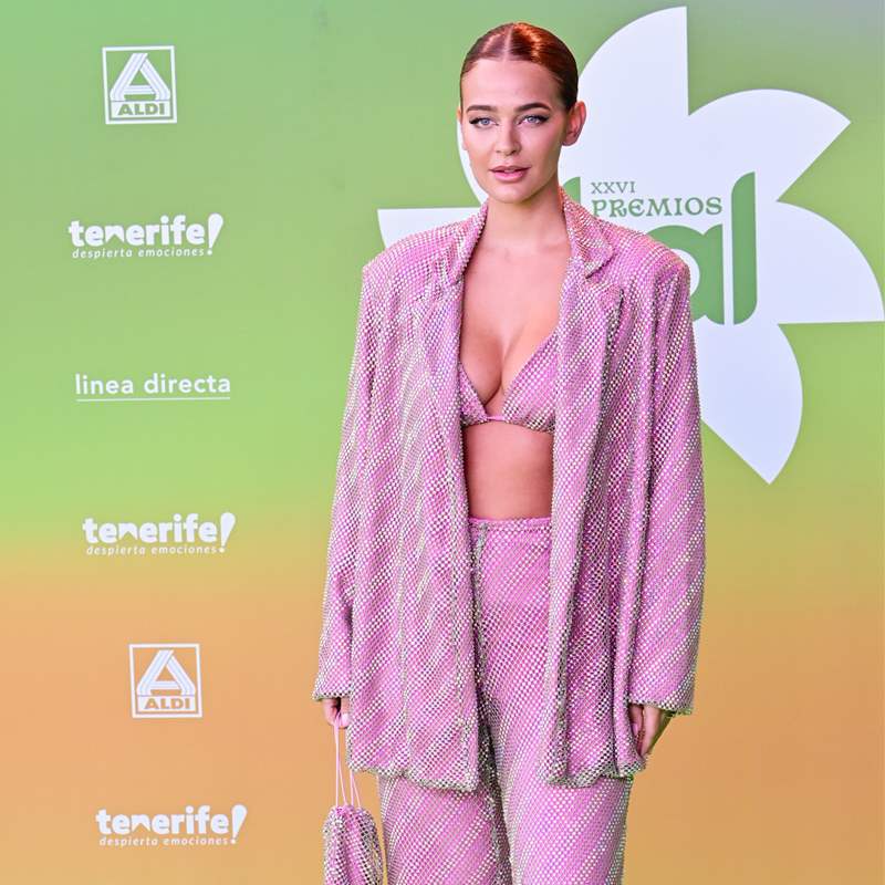 Laura Escanes se suma a la tendencia rosa con el traje de chaqueta más especial en los Premios Dial