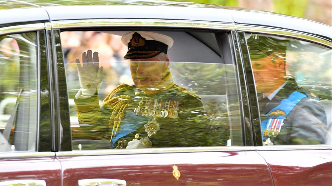 El rey Carlos, conmovido y arropado por Guillermo, llega a Westminster para presidir el funeral de Isabel II