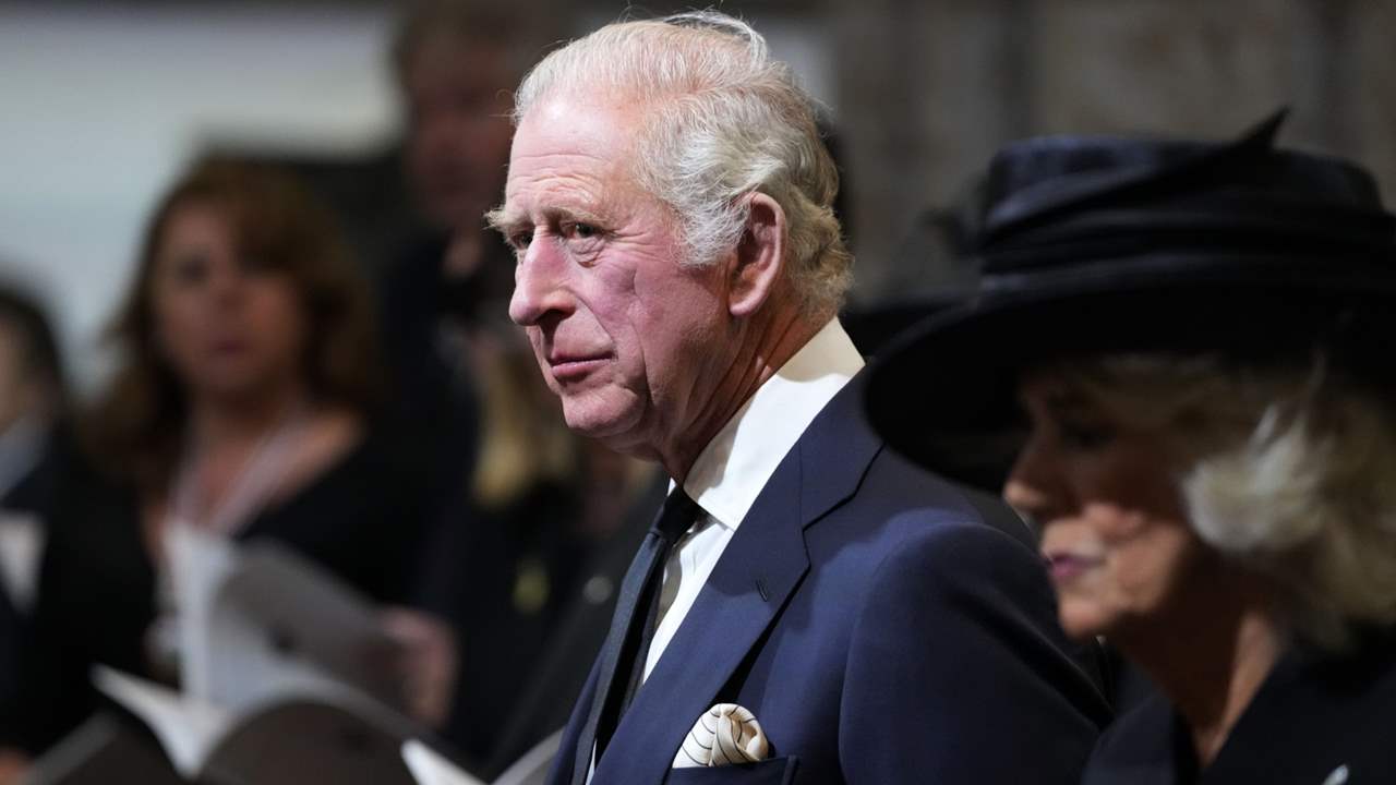 El divertido regalo de una fan al rey Carlos III tras sus polémicas reacciones con las plumas 