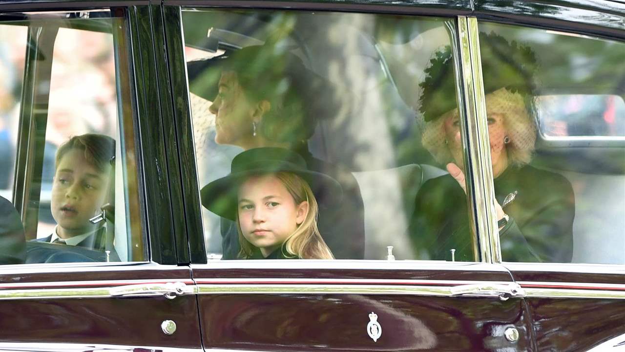 George y Charlotte acompañan al príncipe Guillermo y Kate Middleton, en el funeral de la reina Isabel II