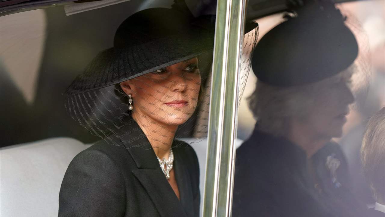 Perlas japonesas y diamantes, el homenaje de Kate Middleton a la reina Isabel y Diana de Gales en el funeral