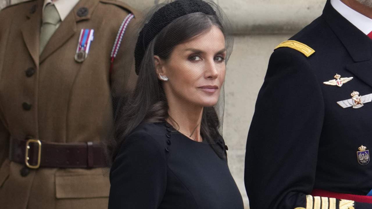El exclusivo vestido de Carolina Herrera que la reina Letizia ha lucido en el funeral de Isabel II