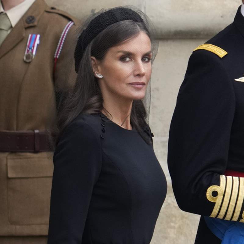El exclusivo vestido de Carolina Herrera que la reina Letizia ha lucido en el funeral de Isabel II