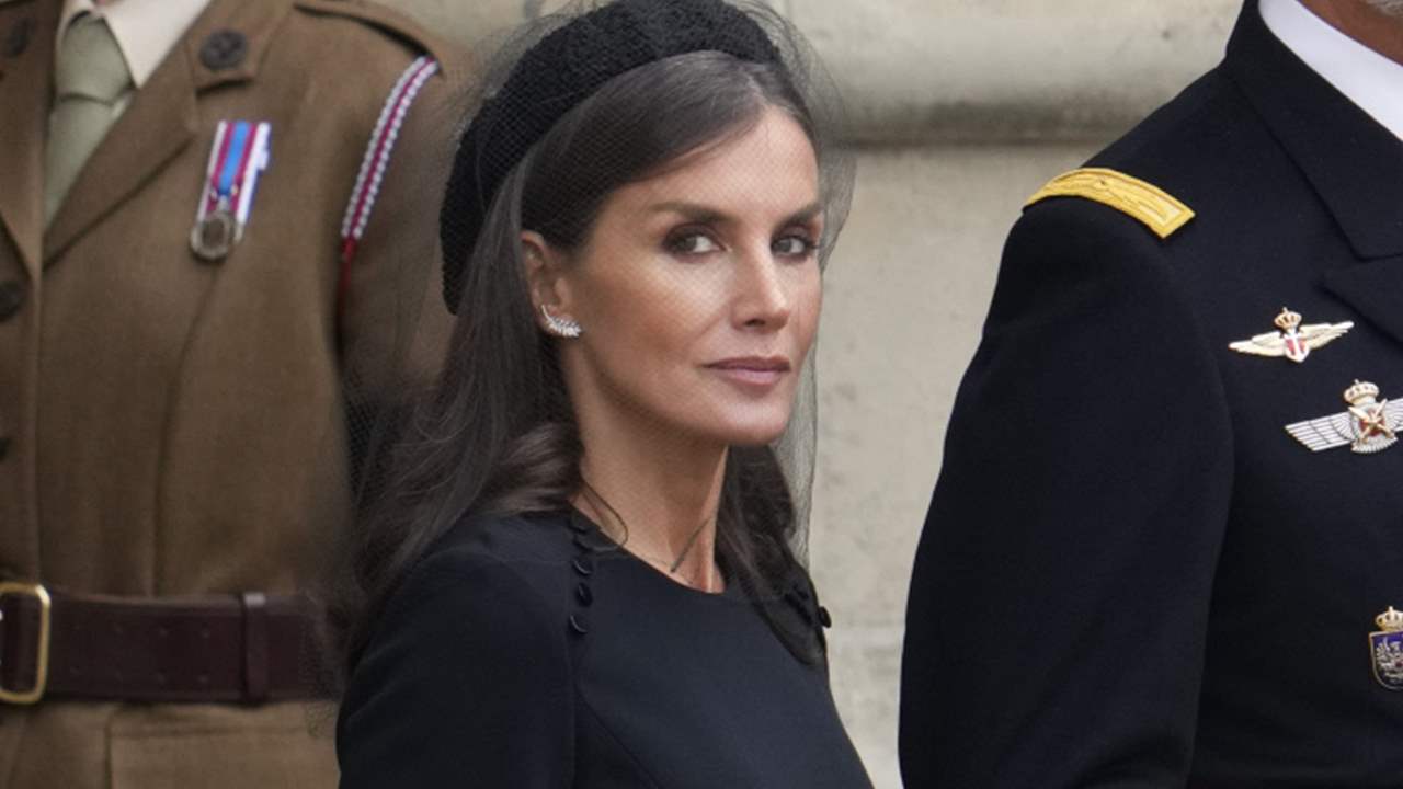 El exclusivo vestido de Carolina Herrera que la reina Letizia ha lucido en  el funeral de Isabel II