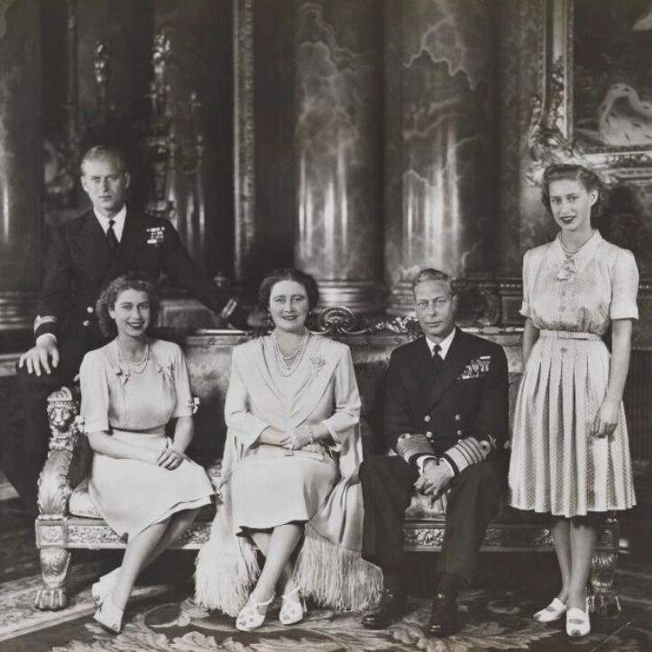 La reina Isabel II junto a sus padres, su hermana y su esposo