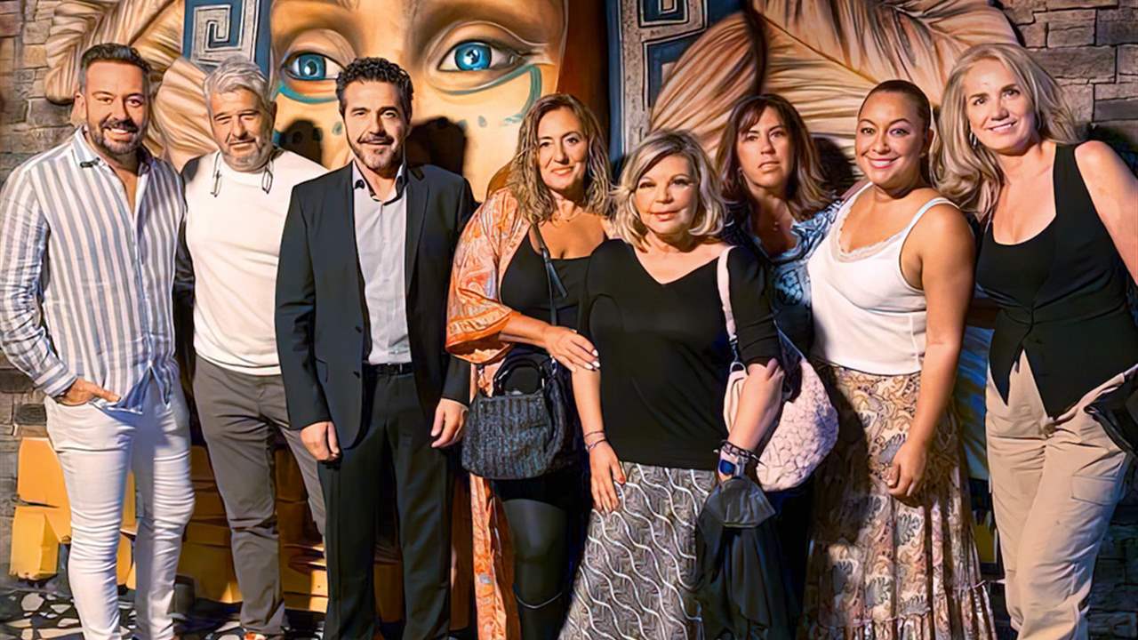 Terelu Campos disfruta del musical 'Malinche' con amigos