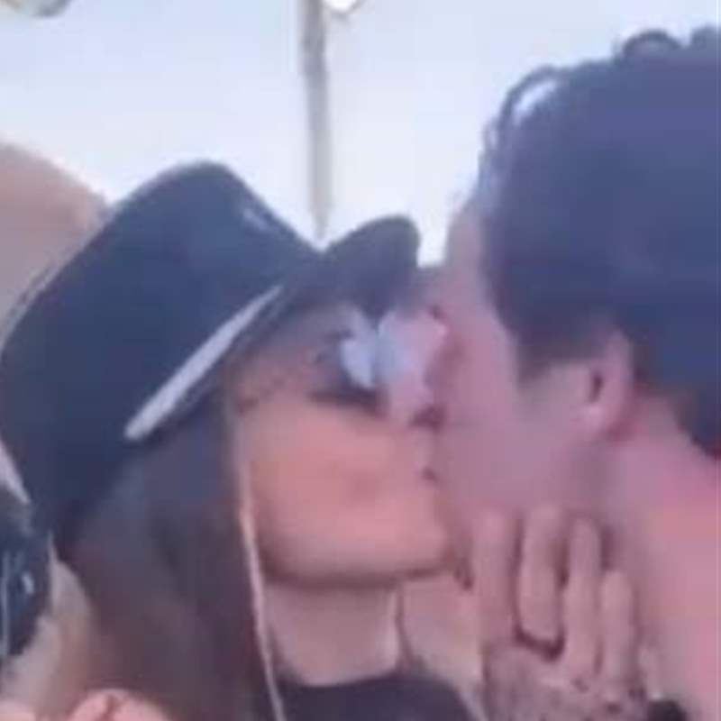 Íñigo Onieva se besa con otra mujer