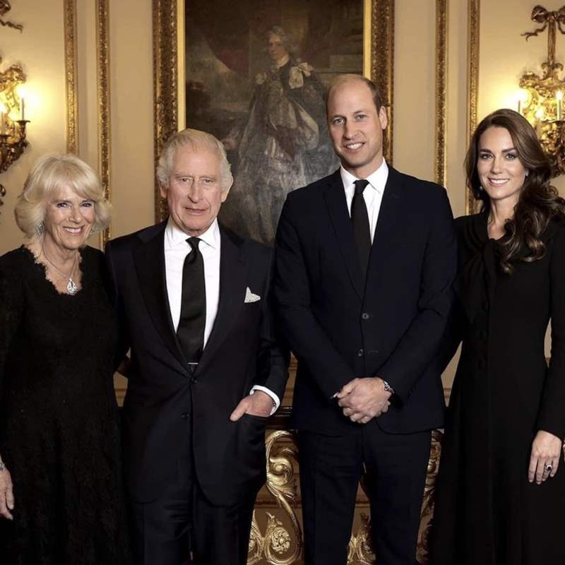 Los reyes Carlos y Camilla y los príncipes Guillermo y Kate, protagonistas de un significativo retrato inédito