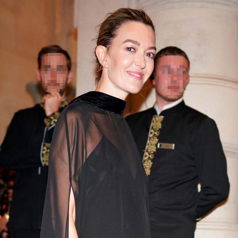 Vestido largo con capa y transparencias: Marta Ortega arrasa en París con un conjunto de Zara que nunca pasará de moda
