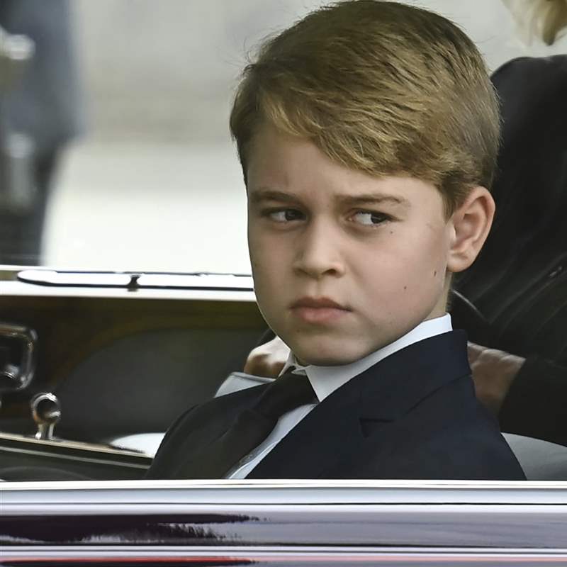 El príncipe George, a sus compañeros de clase: "Mi padre será rey, mejor que tengas cuidado"