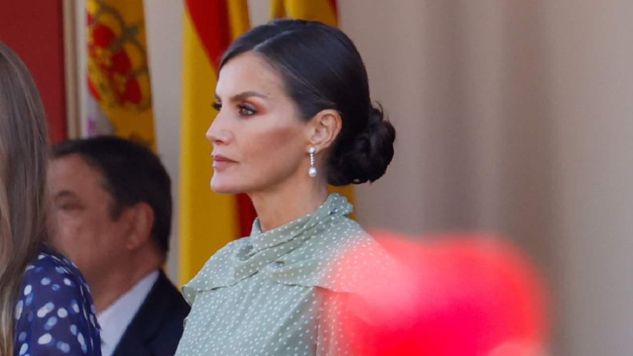 La reina Letizia inspira con su moño más romántico y original para un  peinado de invitada de lo más elegante