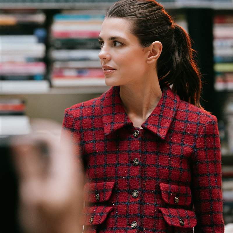 Carlota Casiraghi luce la chaqueta de tweet de Chanel que eleva cualquier look 'working girl'