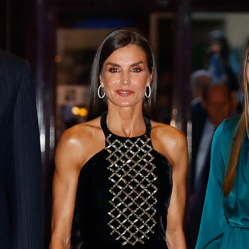 La reina Letizia eclipsa en Asturias y de nuevo presume de espalda con un vestido al más puro estilo Hollywood