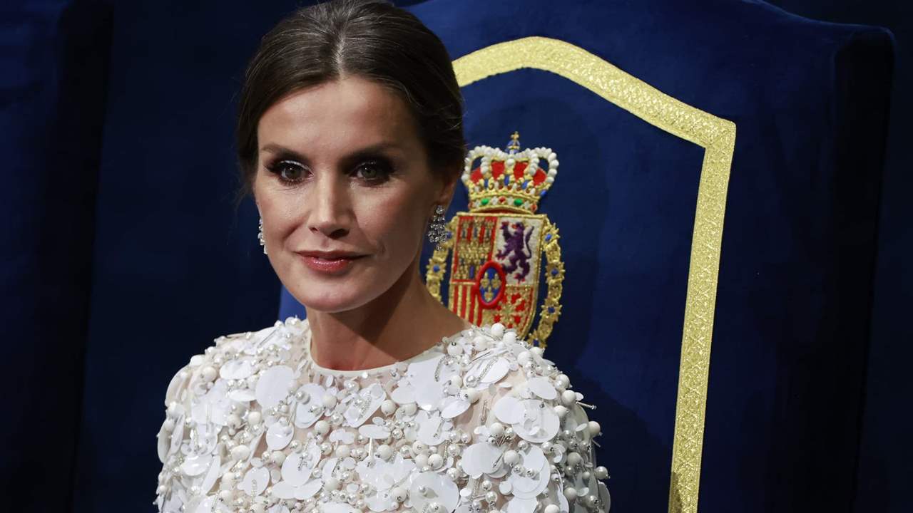 La reina Letizia deja el taconazo y sorprende en Asturias con un vestido largo negro con flores bordadas