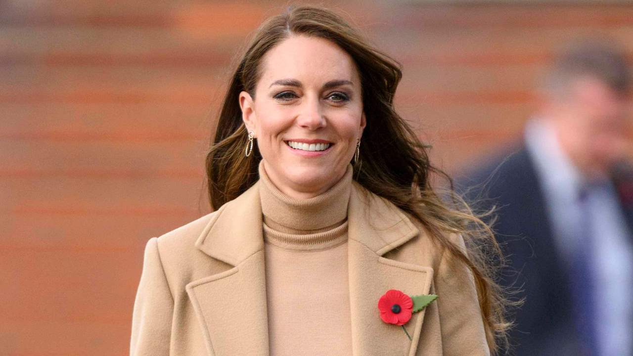 Kate Middleton apuesta por un look monocolor camel ideal para el otoño y pendientes de siete euros 