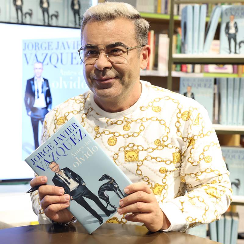 Jorge Javier se da el primer baño de masas en la firma de su libro 'Antes del olvido'