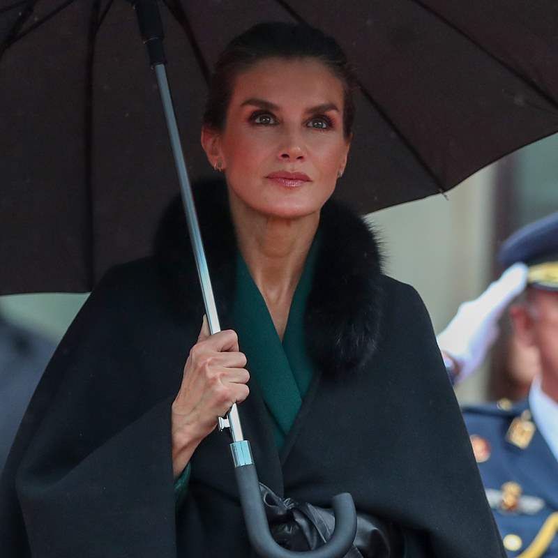 La reina Letizia, muy elegante en Croacia con la capa y el abrigo vestido que remata los looks de invierno con más clase