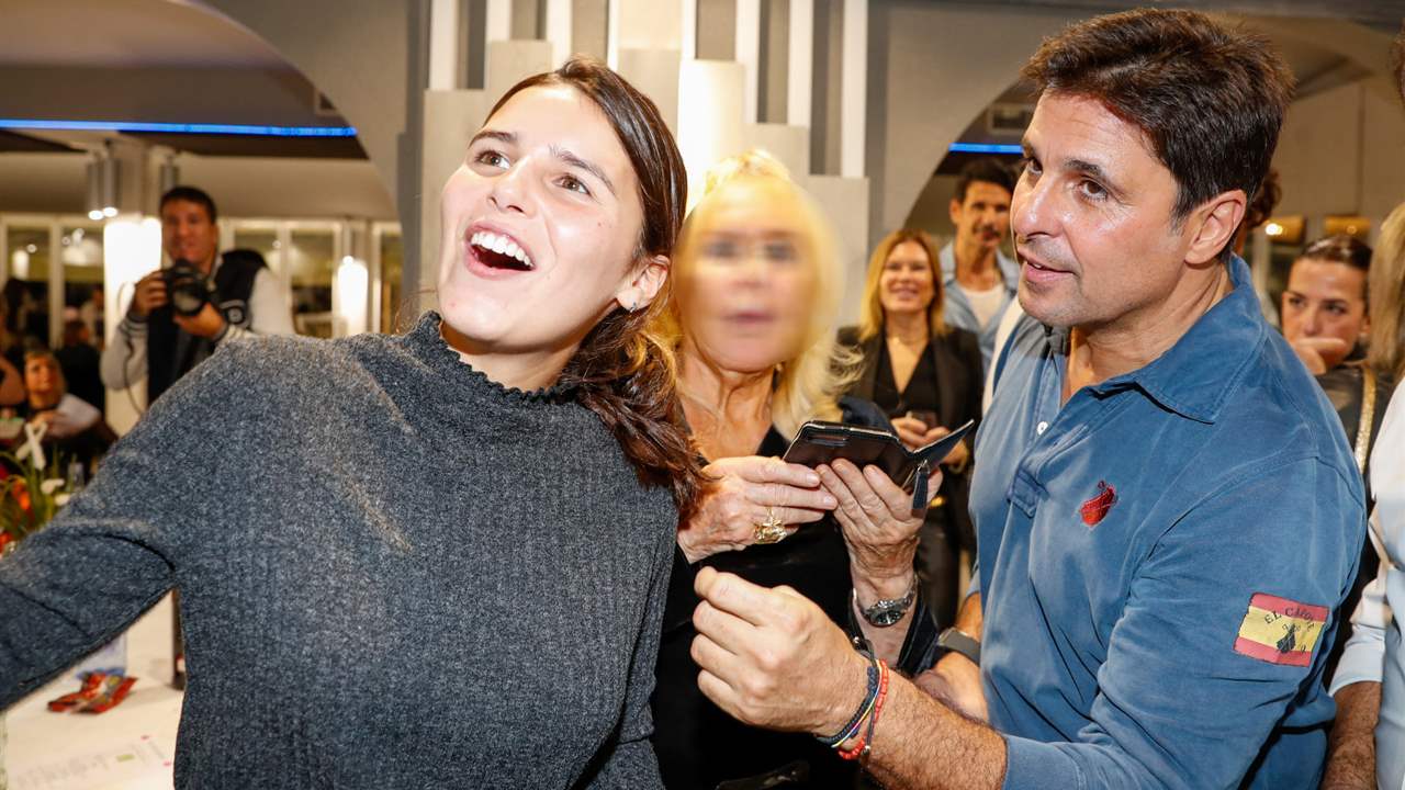 Fran Rivera, desinhibido, saca a bailar a su hija Tana durante una cena solidaria y el vídeo se hace viral