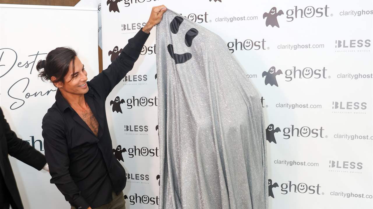 Julio José Iglesias deja a todos atónitos al presentar a su novia de forma surrealista vestida de fantasma