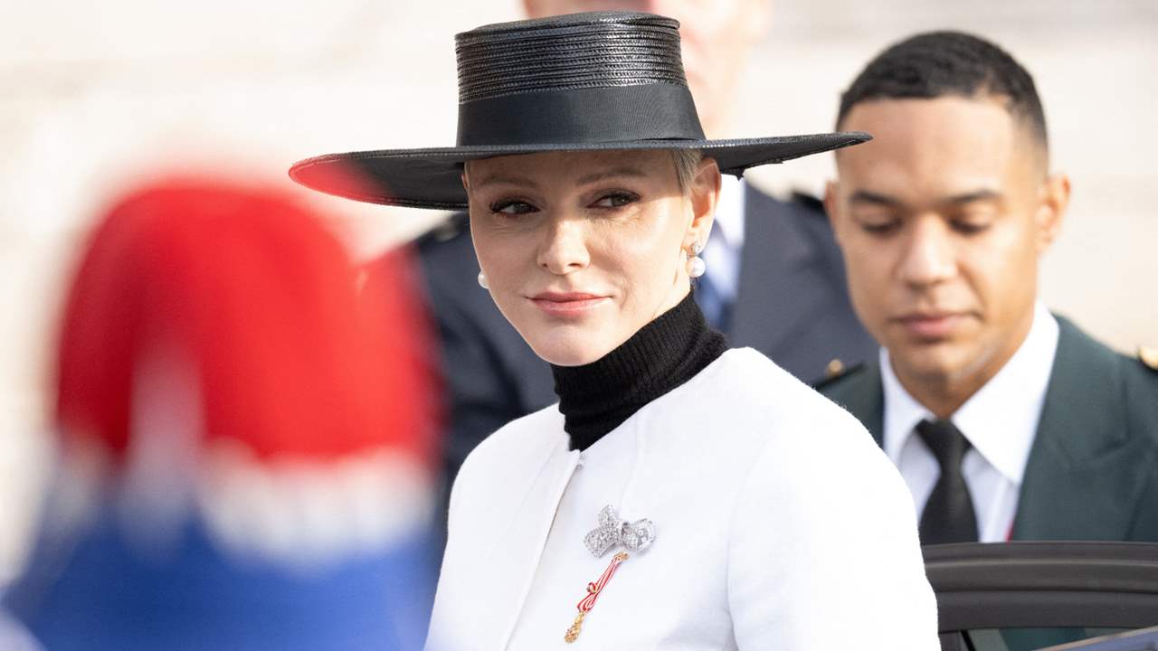 La princesa Charlene vuelve en el Día Nacional de Mónaco con un look bicolor muy favorecedor