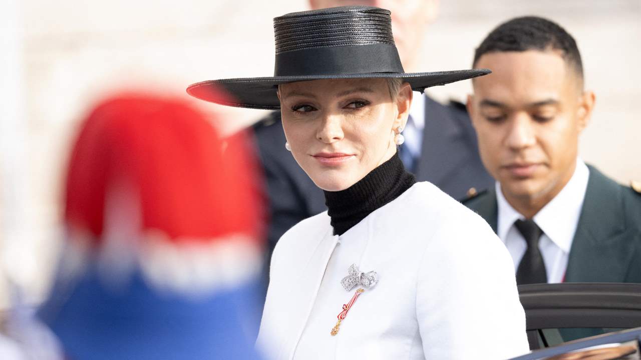 La princesa Charlene ECLIPSA en el Día Nacional de Mónaco con un  favorecedor diseño bicolor