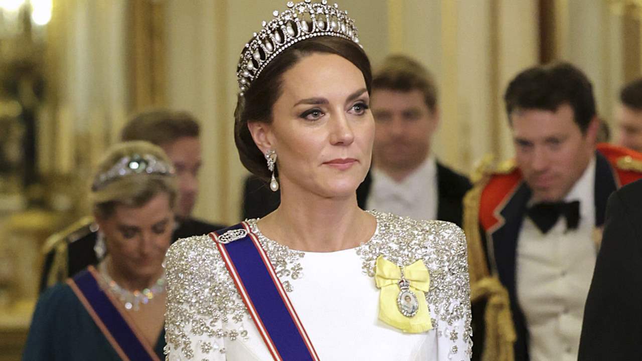 Kate Middleton se viste de novia con un espectacular diseño capa de más de 5.000 euros y su tiara predilecta