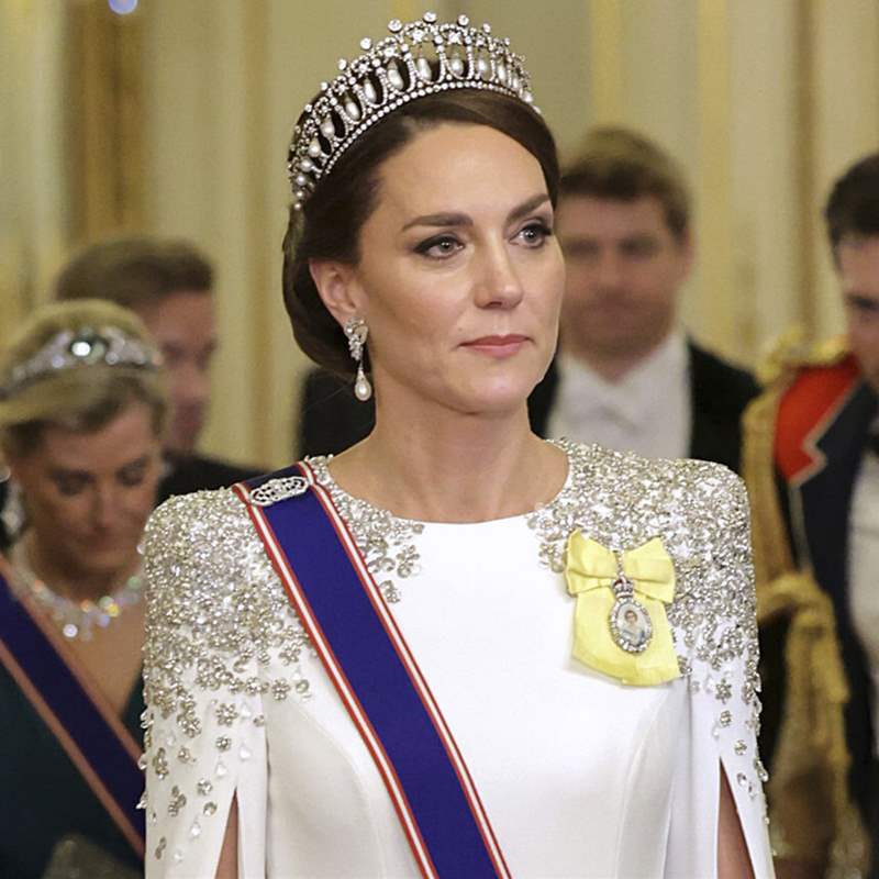 Kate Middleton se viste de novia con un espectacular diseño capa de más de 5.000 euros y su tiara predilecta