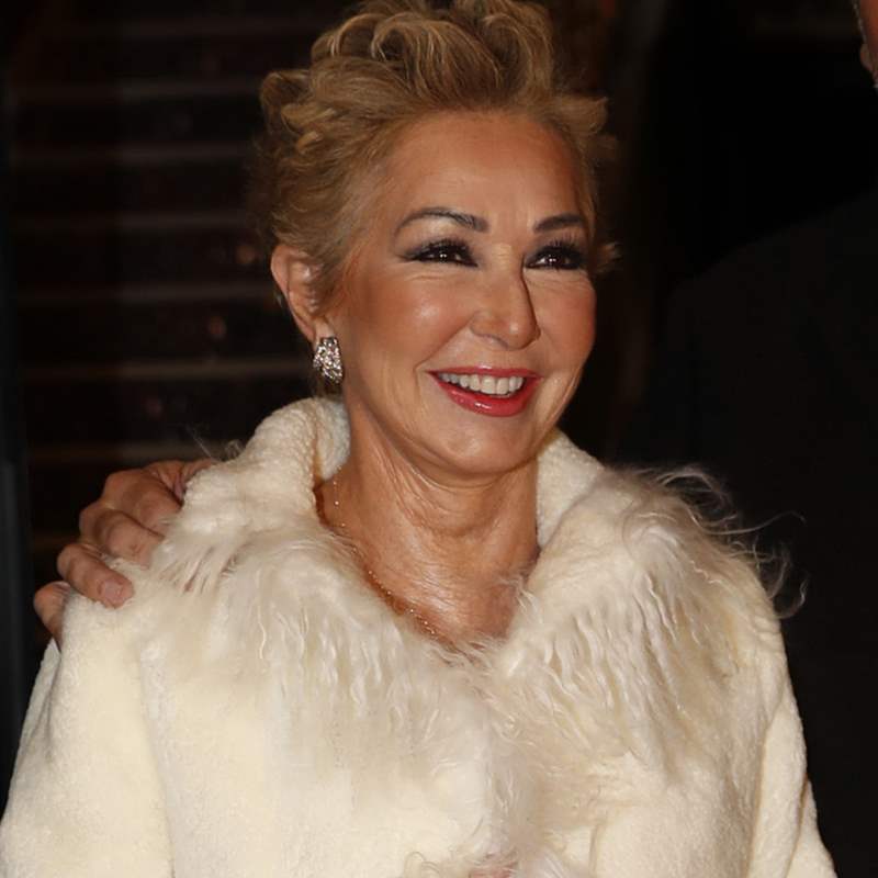 Las mujeres de más de 60 amarán el elegante abrigo de pelo blanco de Ana Rosa para sus looks navideños