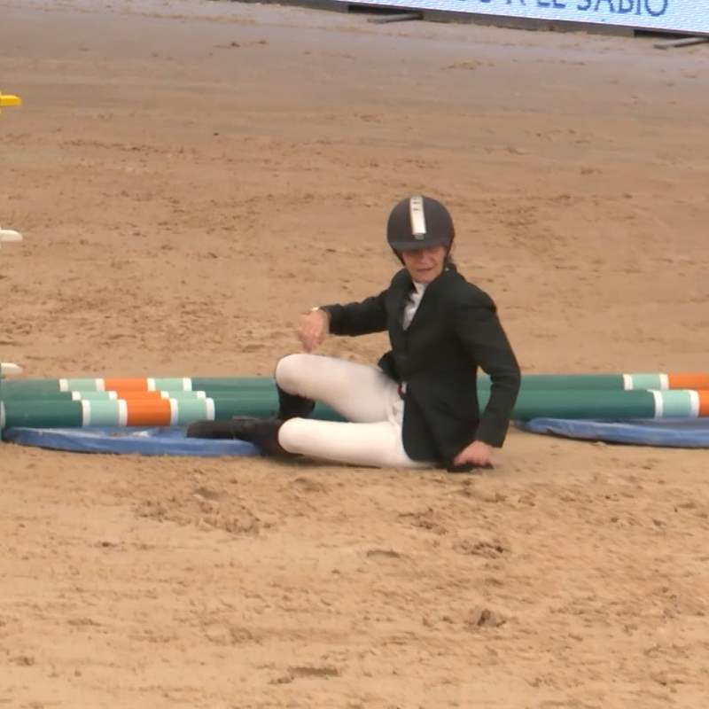 La infanta Elena sufre una aparatosa caída a caballo durante una competición de saltos