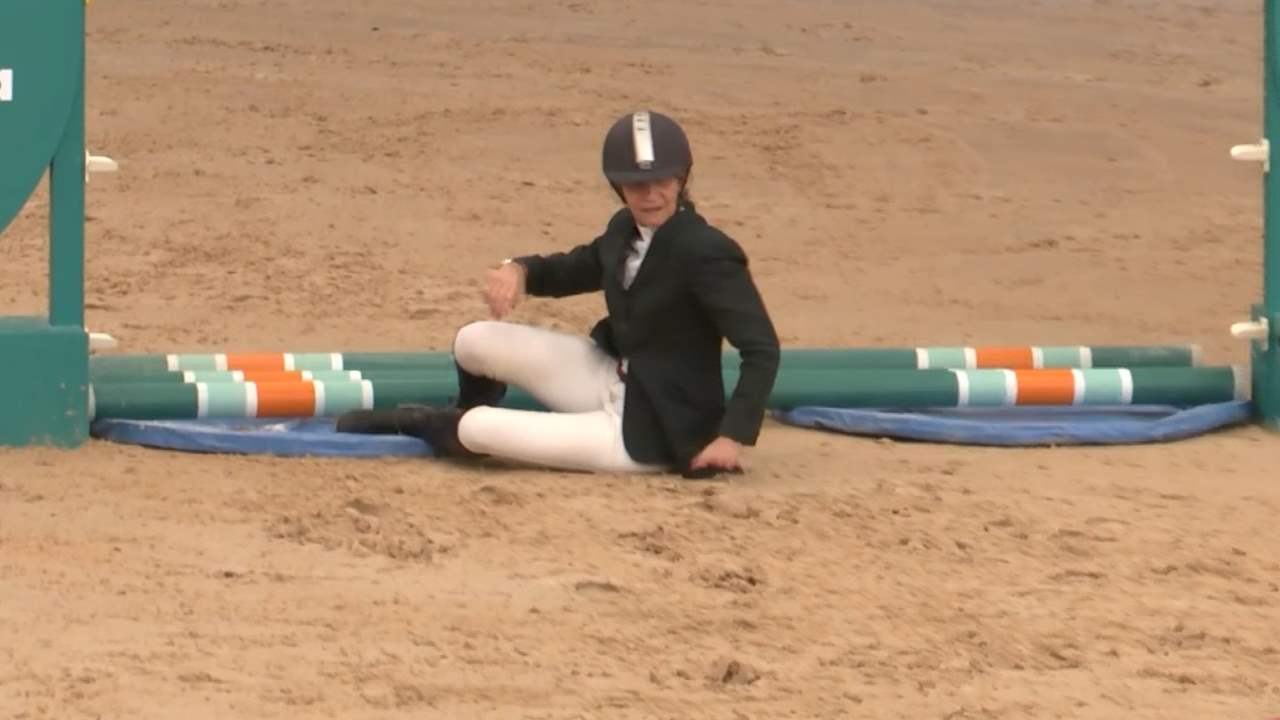 La infanta Elena sufre una aparatosa caída a caballo durante una competición de saltos