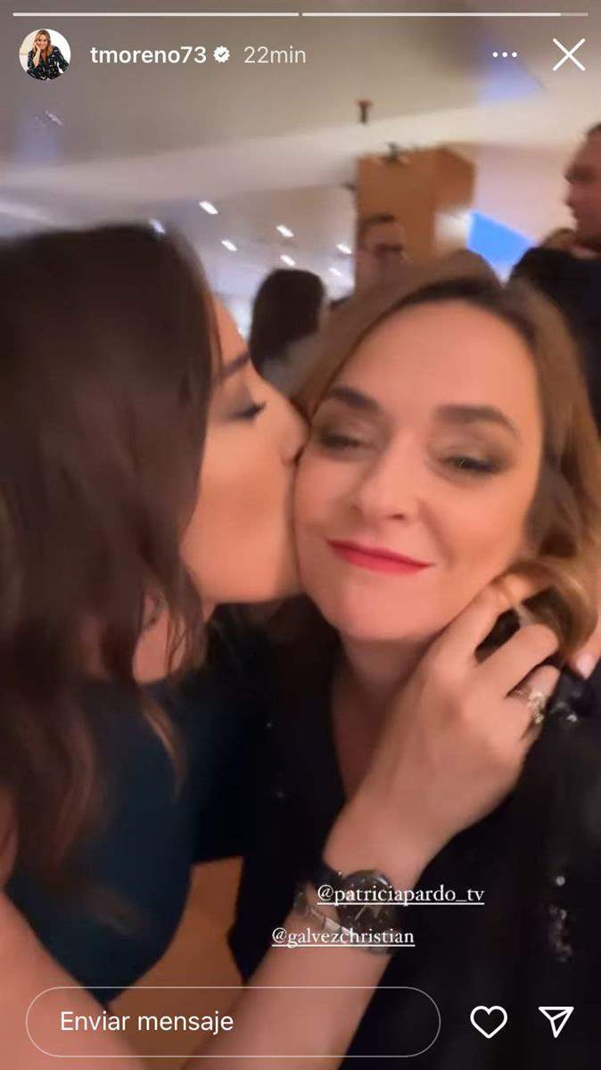 Patricia Pardo besando a Toñi Moreno