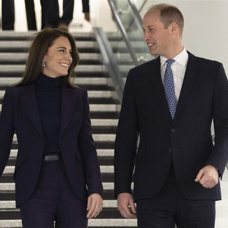 Kate Middleton y el príncipe Guillermo llegan a Boston en un vuelo comercial