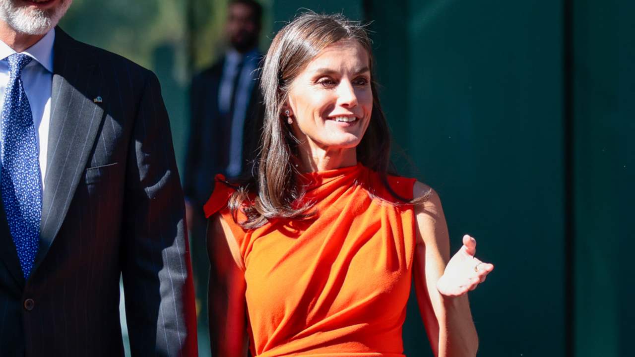 La reina Letizia rescata el vestido viral de Zara en su visita a Tenerife y arrasa de nuevo