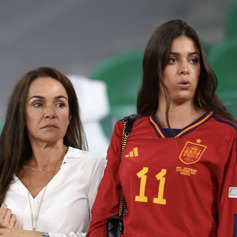 La mujer y la hija de Luis Enrique, juntas y nerviosas en el último partido de España