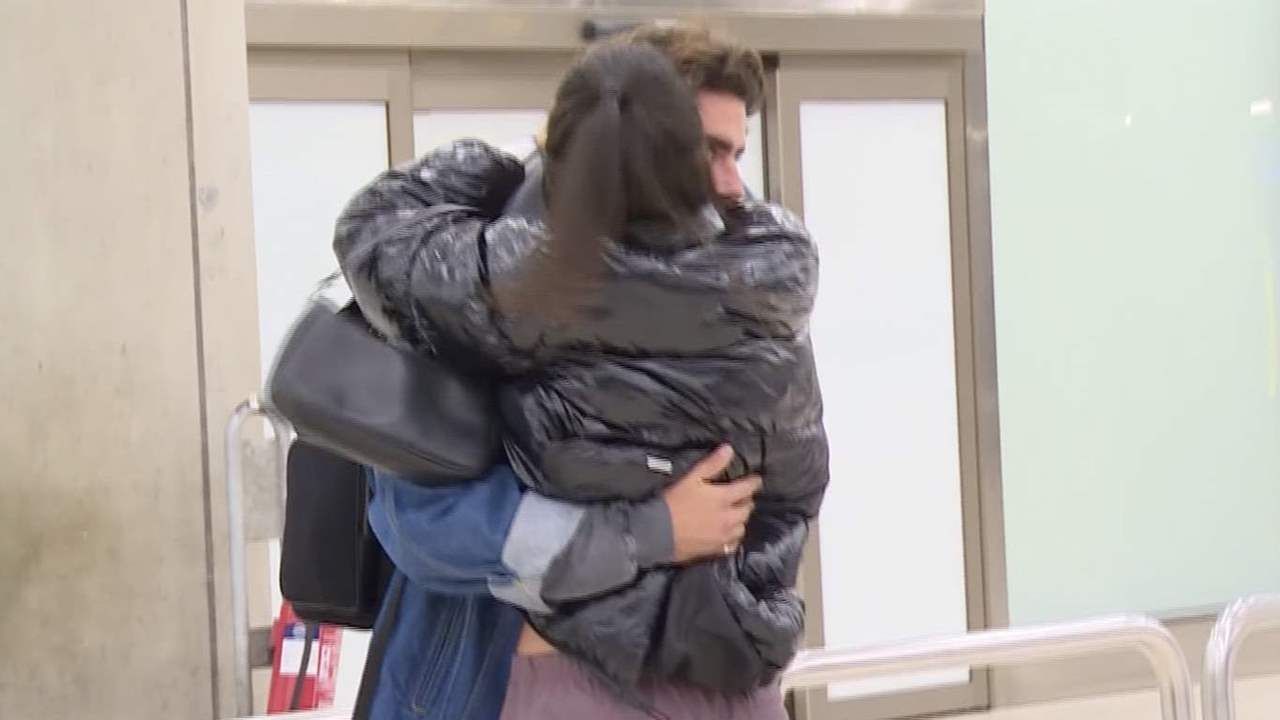 Una nerviosa Laura Escanes recibe a su novio Álvaro de Luna en el aeropuerto entre besos y abrazos