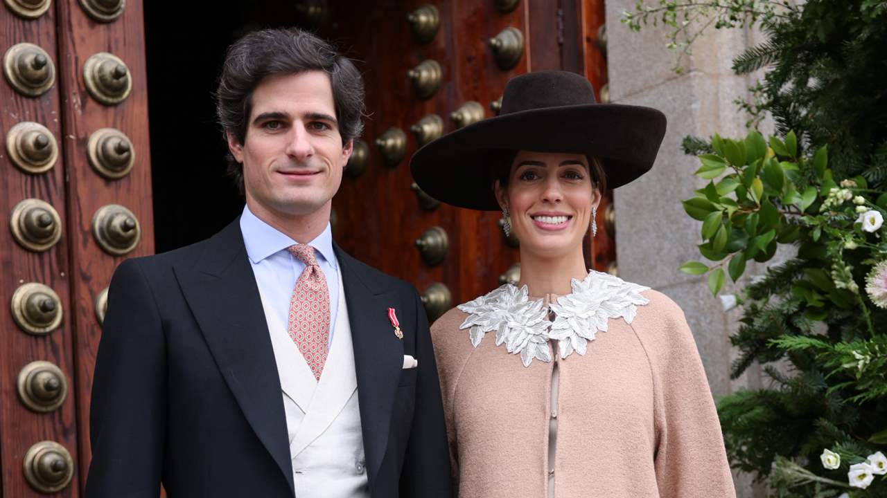 Sofía Palazuelo, junto a Fernando Fitz-James, una invitada premamá muy elegante en la boda de su hermano