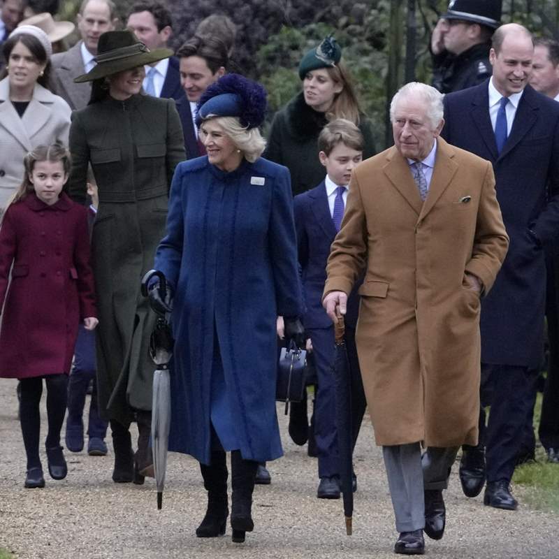 Kate Middleton y sus tres hijos acompañan a los reyes Carlos y Camilla a la tradicional misa de Navidad