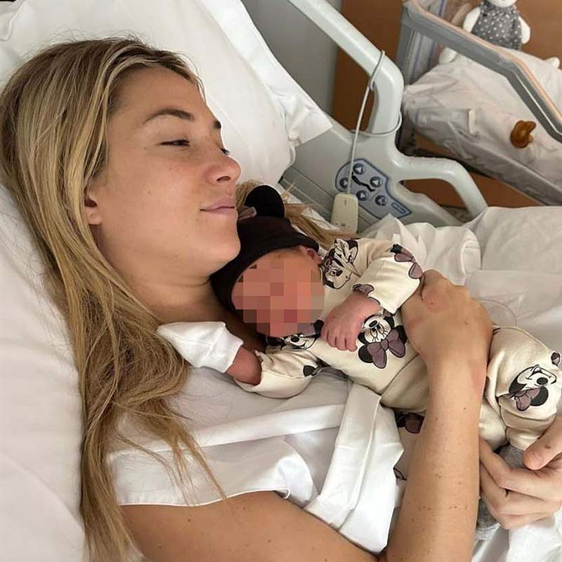 Alice Campello abandona la UCI tras dar a luz y reaparece visiblemente cansada junto a su hija Bella