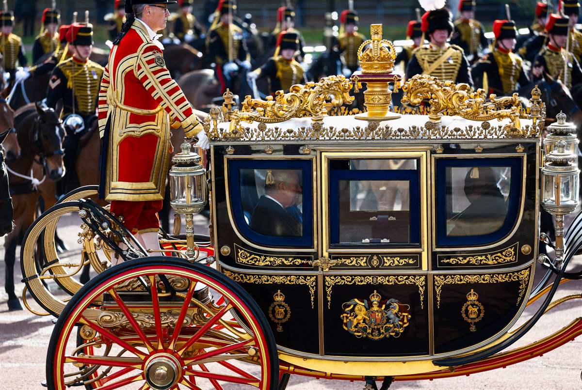 Carlos III y Camilla en un carruaje real