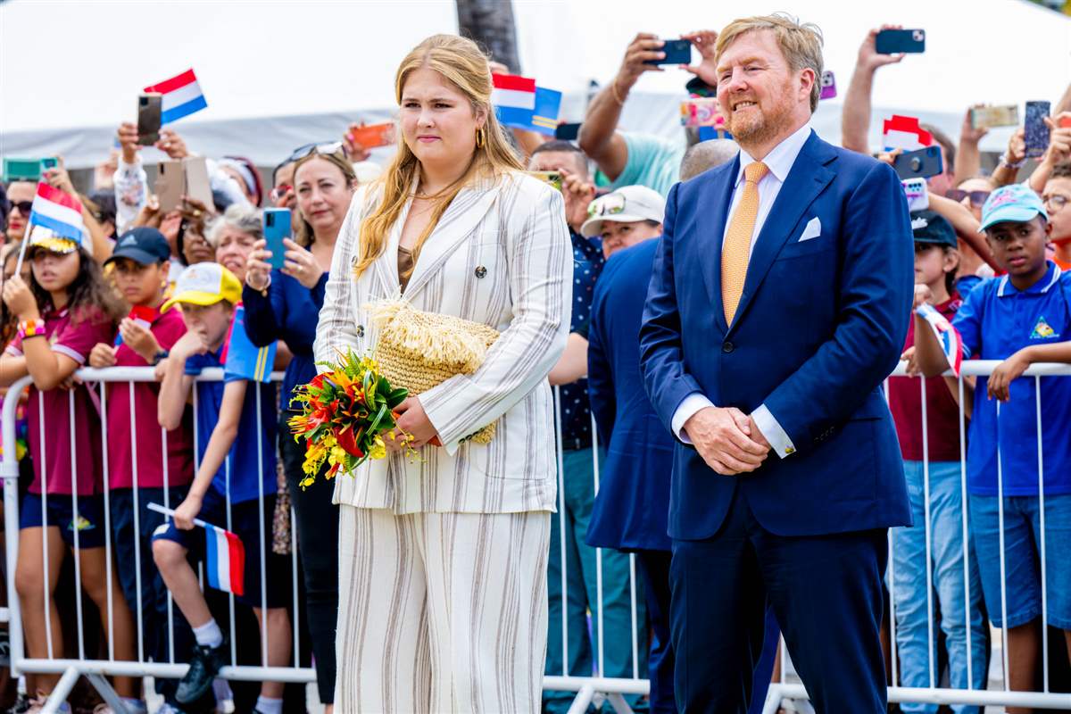La princesa Amalia junto al rey Guillermo de Holanda 