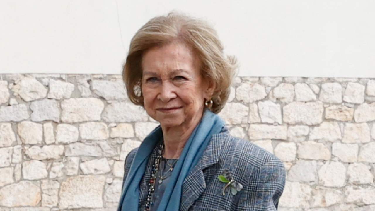 La reina Sofía viaja de incógnito a París días antes de la llegada de don Juan Carlos