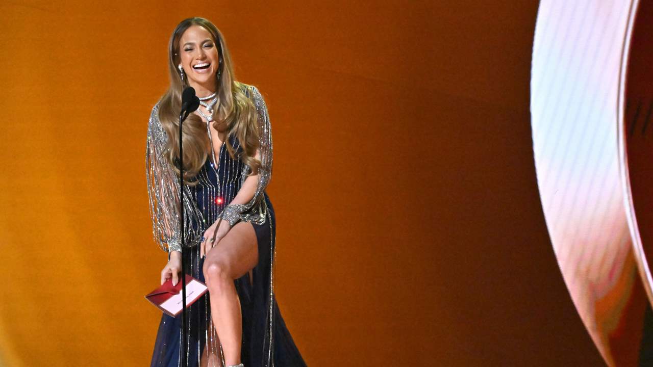 Jennifer López, la mejor vestida de los Grammy 2023 sin pasar por la alfombra roja