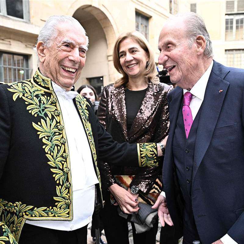 El rey Juan Carlos y la infanta Cristina charlan animadamente con Mario Vargas Llosa