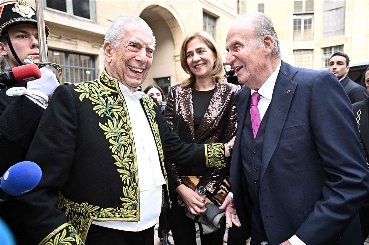 El rey Juan Carlos y la infanta Cristina charlan animadamente con Mario Vargas Llosa