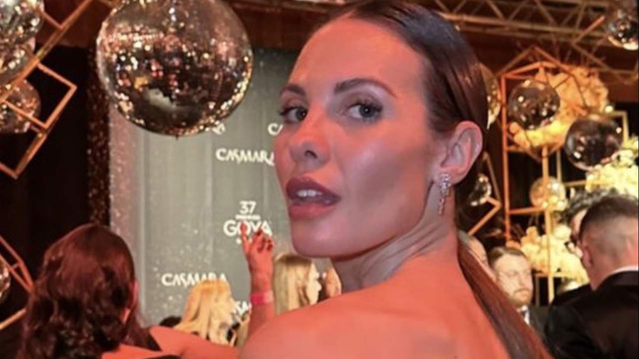 Jessica Bueno conquista los Premios Goya con un vestido old Hollywood de silueta sirena y sensuales mangas