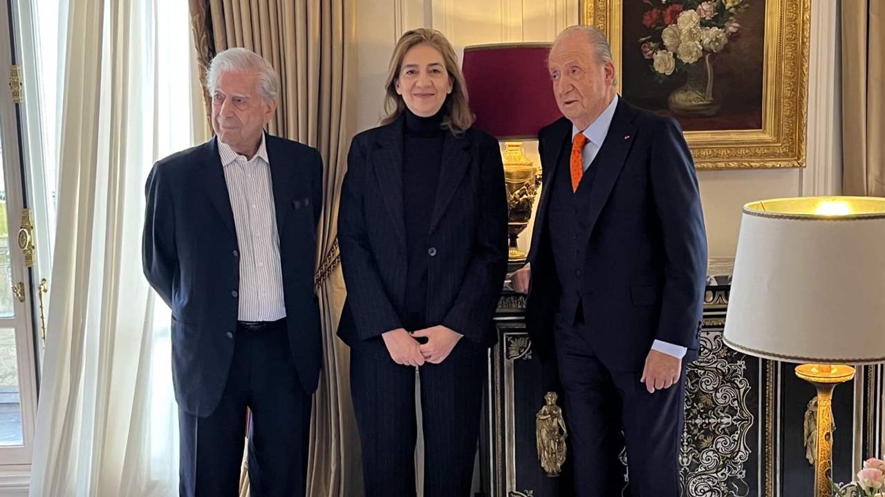 Las imágenes privadas de la reunión de Mario Vargas Llosa con el rey Juan Carlos y la infanta Cristina